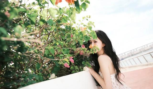 孟子义|孟子义身穿碎花裙大秀白皙香肩!曼妙身材美得让人窒息