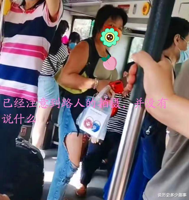广东地铁上,大妈穿衣风格引热议,男子:经常看到她,比之前收敛