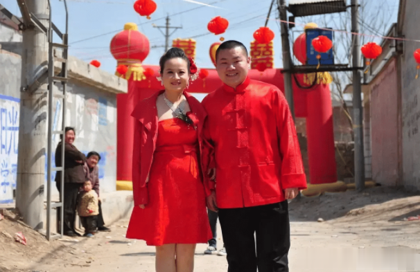 岳云鹏|3次失误还能6登春晚,主持4次笑场也受欢迎,为何大家都爱岳云鹏