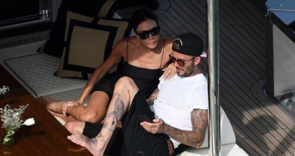 小贝|惬意!小贝带全家出海,4000万游艇全貌曝光,贝嫂躺甲板日光浴