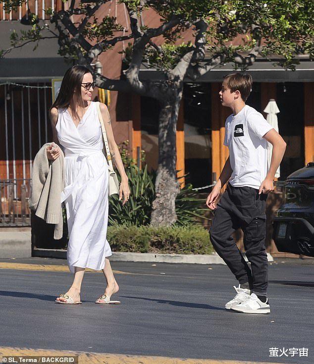 安吉丽娜·朱莉|安吉丽娜·朱莉太仙了!和14岁的儿子像姐弟,瘦成皮包骨身姿仍挺拔