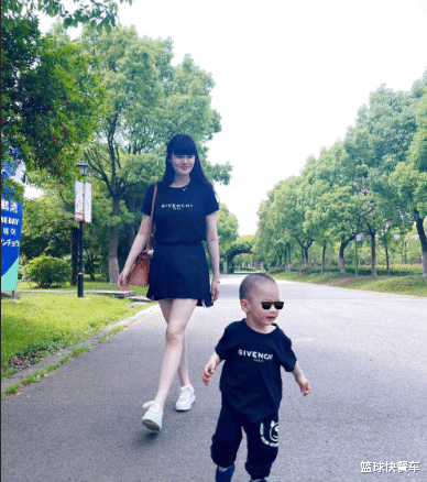 |男篮国手带娇妻出游：手术后第一次露面 双胞胎儿子成功抢镜！