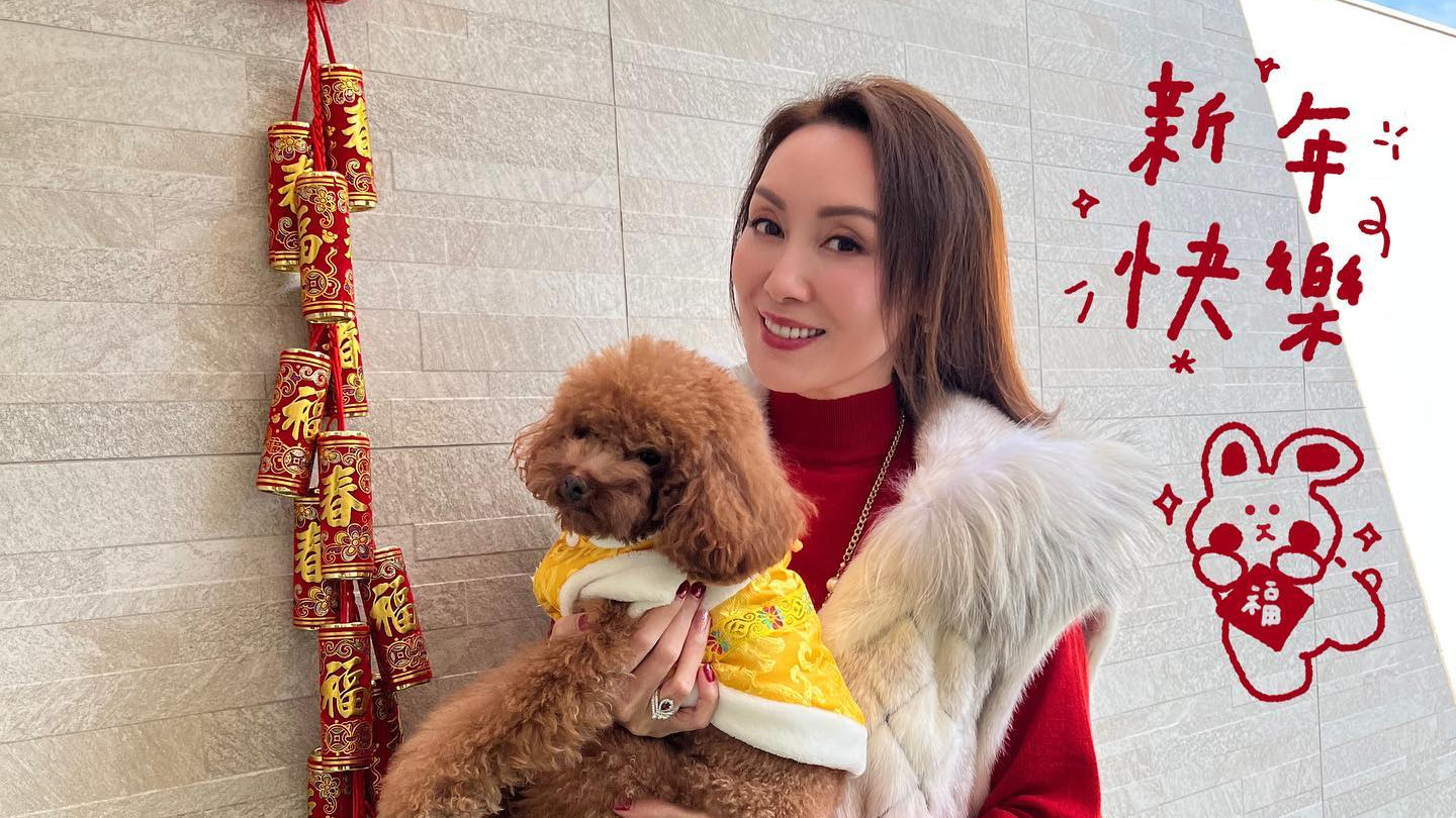 郭可盈|郭可盈一家豪宅过年，女儿按传统给父母敬茶，家里摆俩舞狮年味足