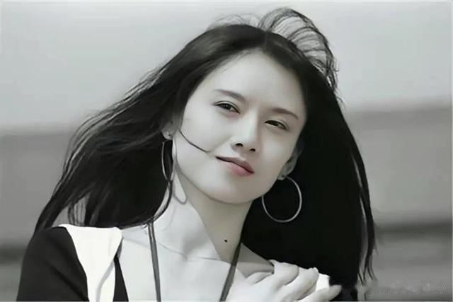 小彩旗|杨丽萍的小彩旗,14岁春晚一转成名似仙女,如今像换了个人