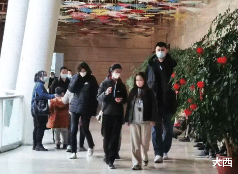 姚明|姚明一家亮相成都,逛都江堰回头率太高,叶莉很苗条