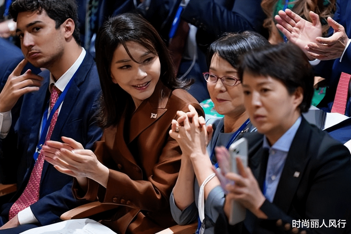 韩国 韩国第一夫人用美貌为老公撑门面！穿收腰西装出访加拿大，很优雅
