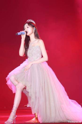 吴宣仪|吴宣仪26岁生日上台演出，筷子腿比p的还优越，第三套纱裙又仙又美