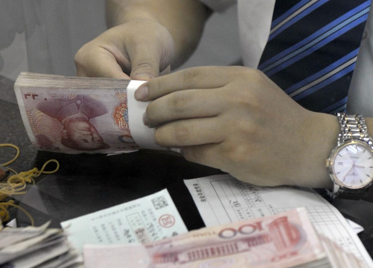 火车站有人拿200元现金要求给他微信转账200元,能转吗?