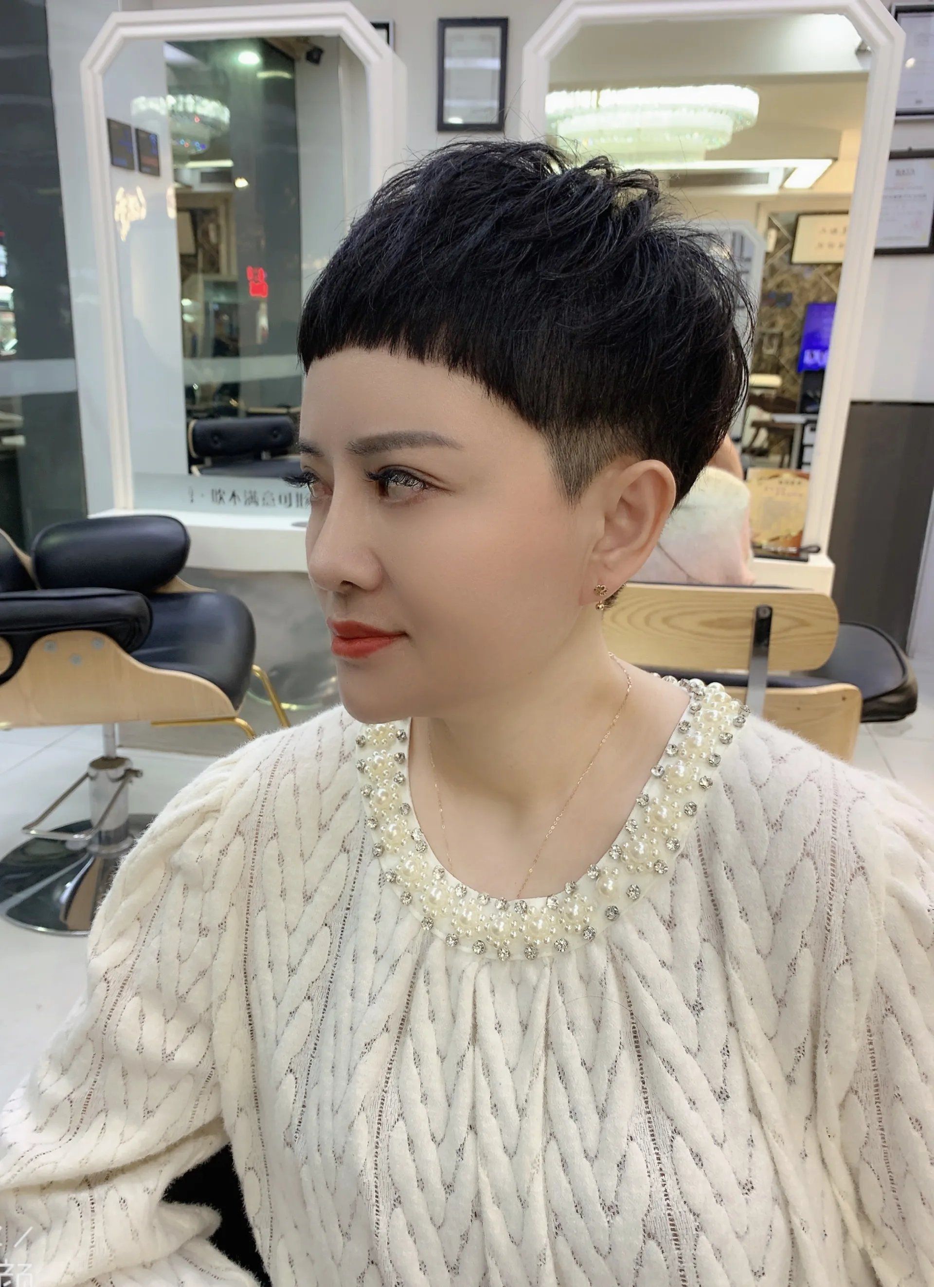 短发 奔四奔五的女性，发型别乱整，剪短发烫烫就对了