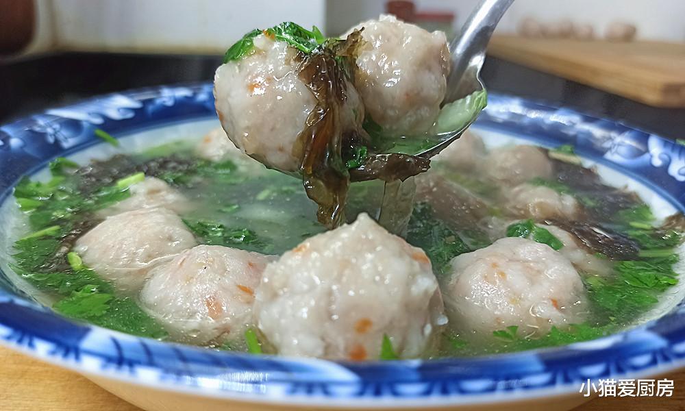 把芋头做成丸子汤太香了,个个软糯q弹汤鲜味美,冷天来一碗舒服