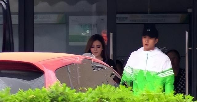 韩东君|韩东君被曝光新恋情,女生甜喊他“宝贝儿”,两人在车库甜蜜接吻