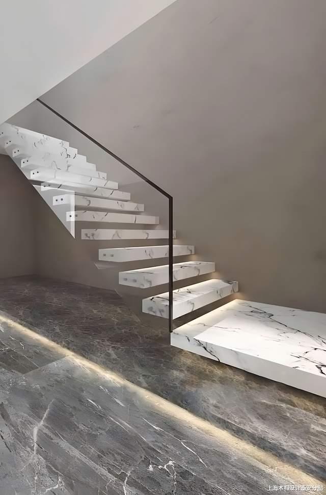 令人称奇的悬浮楼梯,原理竟等同于印度街头的人体悬浮术