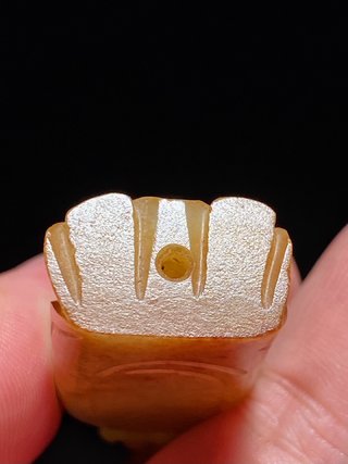 和田玉籽料|明 和田玉籽料 白玉受沁 胡人献宝 把件 挂件勒子