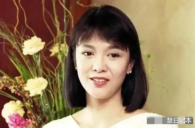 郑裕玲|65岁的郑裕玲太惊艳了！穿着红色的紧身晚礼服主持了2022年港姐比赛