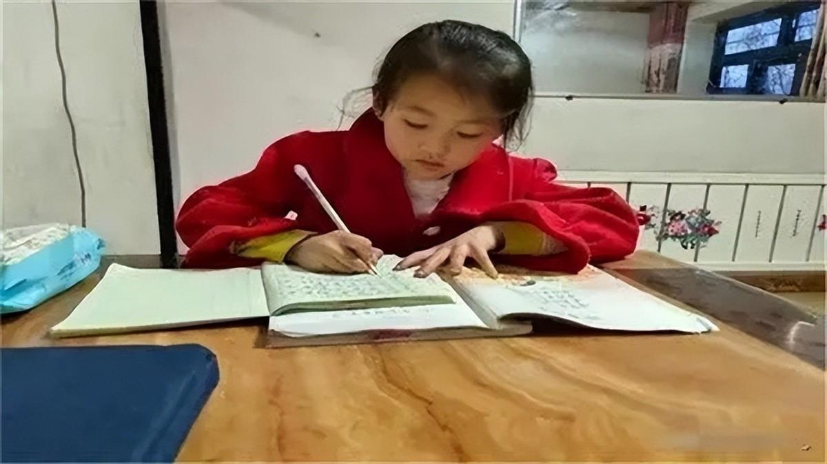 铁嘉欣:七岁“微笑女孩”走红,父母因此为她拒绝100万的签约!