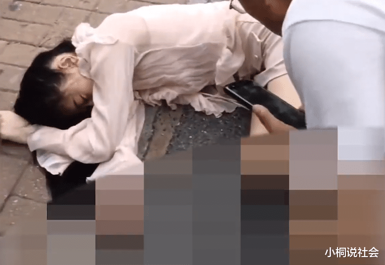 河南一女子醉倒路边,阿姨轻声细问善意扶起,女子一句话让人心疼