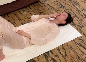 李若彤|李若彤穿睡衣在酒店健身!横躺地上动作卖力,脚踩桌子涂黑指甲