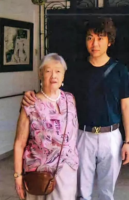 中国小伙“爱”上79岁新加坡富婆,两年花其1300万,上演惊天骗局