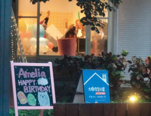 周韦彤|霍建华夫妇包餐厅为女儿庆生,5岁小海豚流泪哭闹,心如耐心安抚