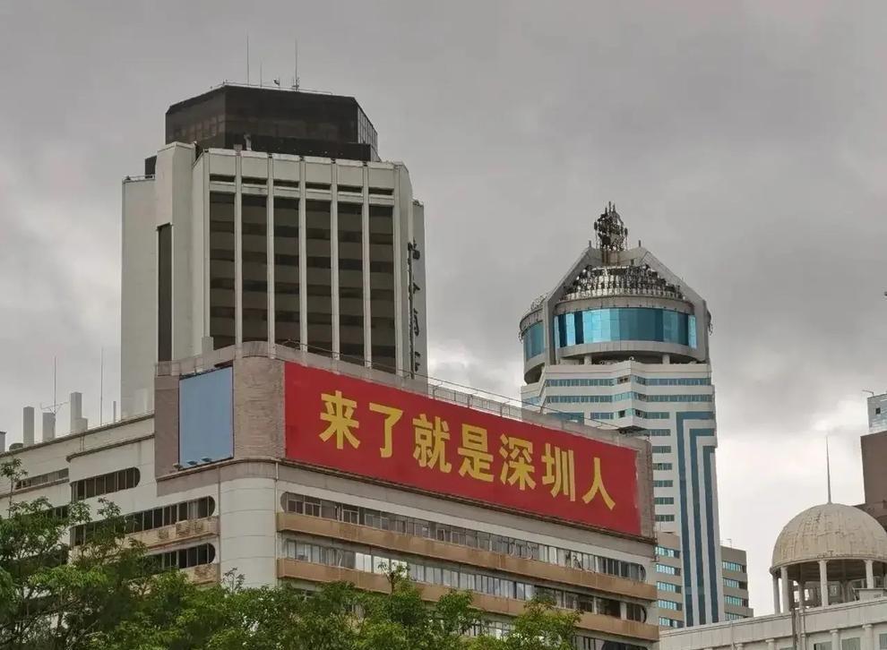 纪实:深圳男子不想上班流浪街头睡在马路上,竟然还能找到女朋友