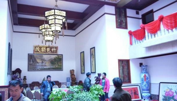 村里土豪盖豪宅，把全乡人都惊动了，上千人抢着参观，吐槽像寺庙