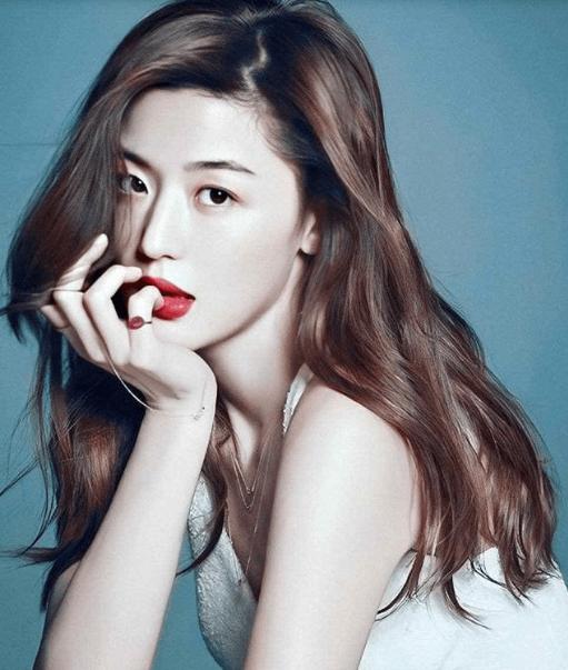 全智贤|全智贤喝咖啡被偶遇过两次,纯素颜出门有雀斑,网友:普通人