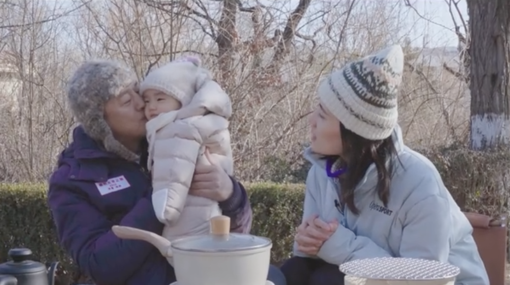 李亚鹏|李亚鹏做气候观测,亲吻女儿脸颊,与海哈金喜煲汤烤红薯恬淡温馨