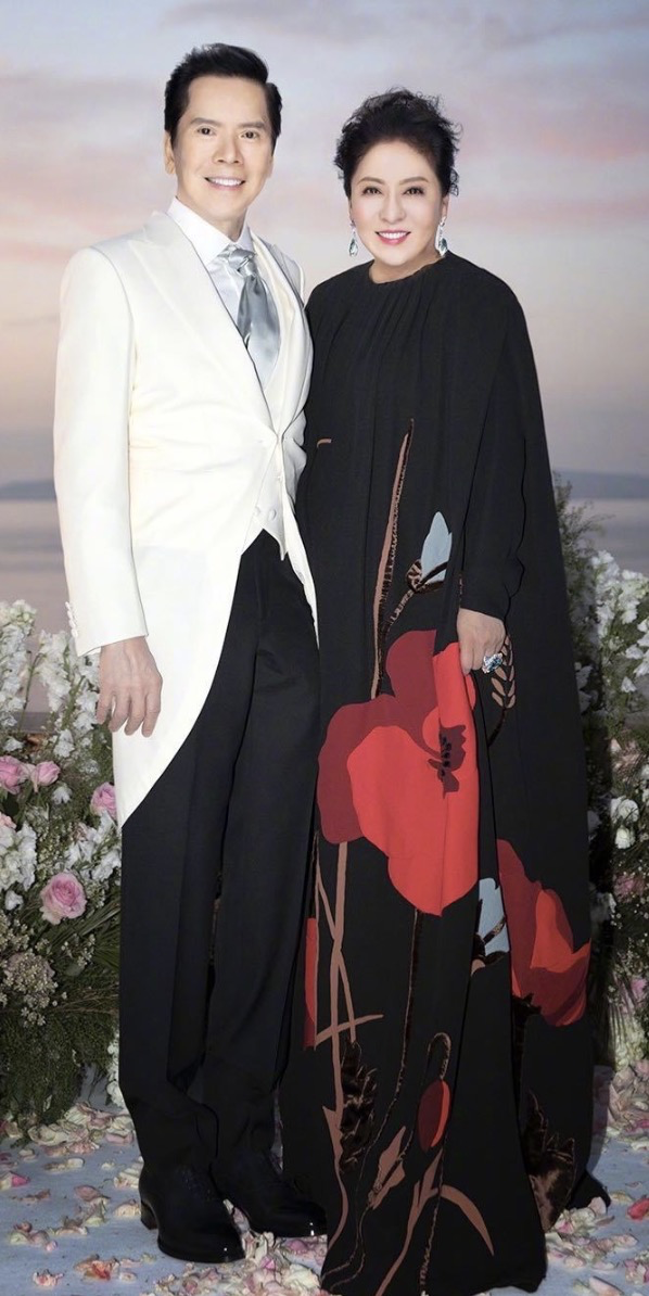 王鸥|向太直播首秀获众星祝福，56岁巩俐神采飞扬，自称要搬小板凳观看