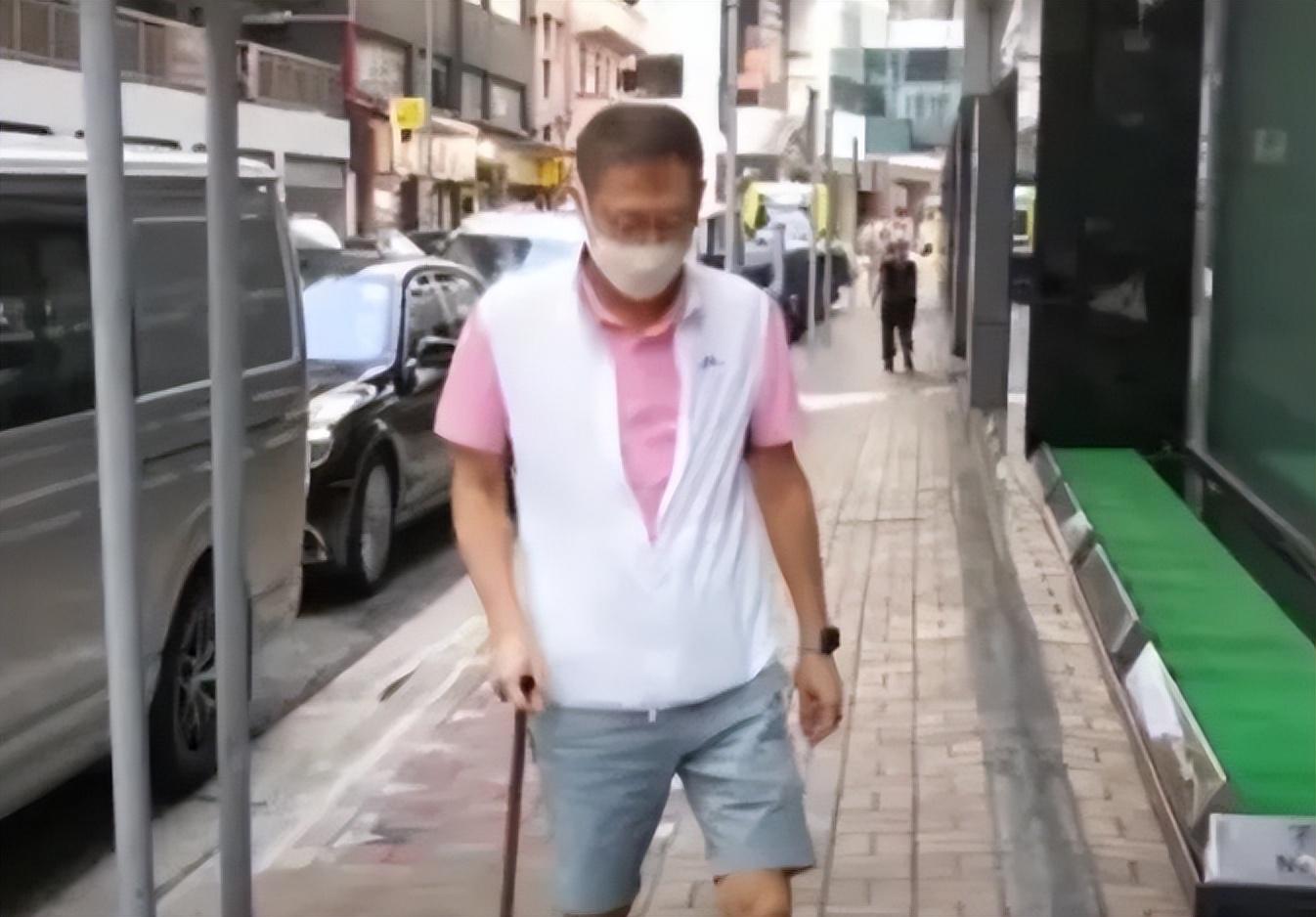 许晋亨|“花花公子”许晋亨：放弃赌王千金，娶蛇蝎美人李嘉欣，60岁拄着拐杖出席活动！