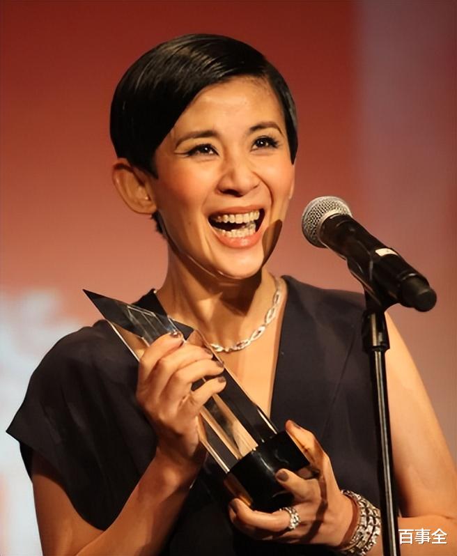 吴君如|吴君如罕晒全家福！16岁女儿皮肤黝黑穿搭成熟，网友：更像36岁