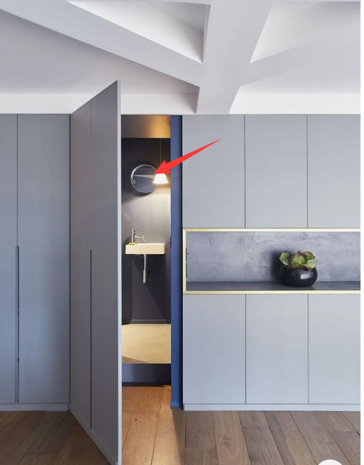 闺蜜家的卫生间太牛了，门两旁全部都打了收纳柜，榨干家里每一平！