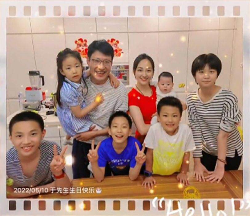 于震|47岁于震晒全家福!结婚10年疑生6个孩子,小13岁娇妻笑得幸福