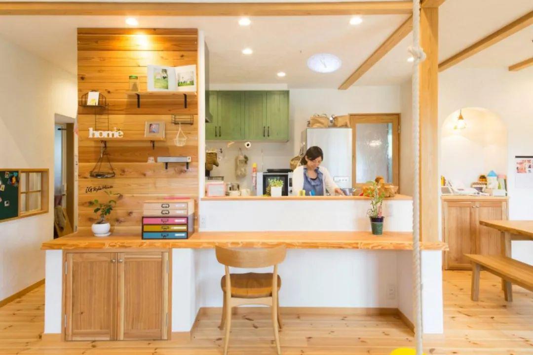 还是日本会装,室内留窗靠边设榻榻米,局部腾空轻松实现一地多用