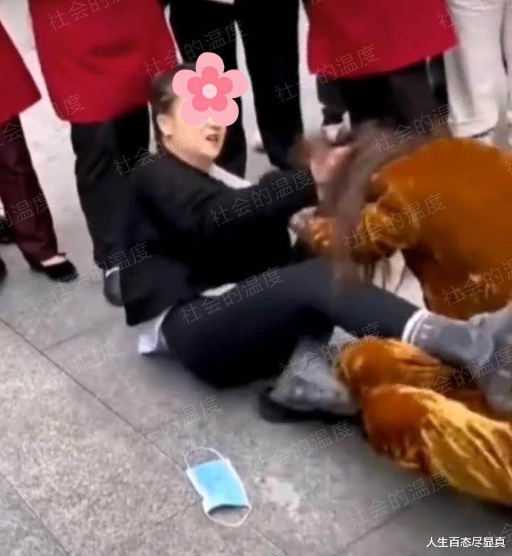 女子抓着小三拳打脚踢,拼尽全力却遭反讽:管好你自己的男人