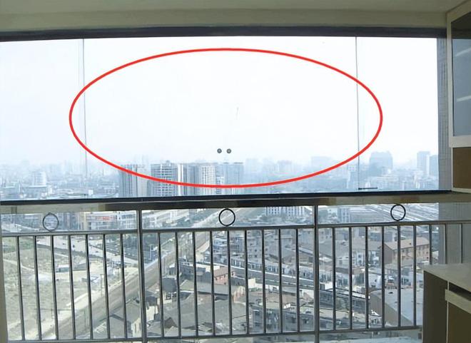 封阳台让人觉得压抑?试试这4种方式封阳台,好看又大气!