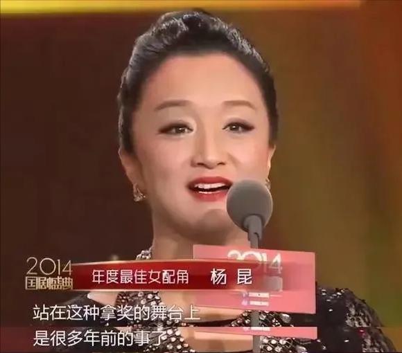 杨昆|杨昆直播坦言很缺钱!别墅因丈夫被拍卖,每月靠2500退休金生活