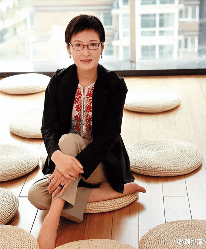 发型 68岁的胡因梦剪“男人头”发型，也不失知性魅力，这2点很关键