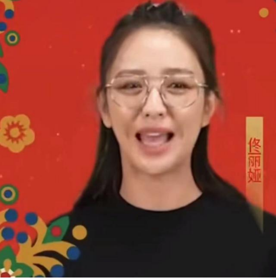 佟丽娅|佟丽娅现身三亚玩太嗨!不怕冷秀长腿学冲浪,腰间赘肉明显太抢镜