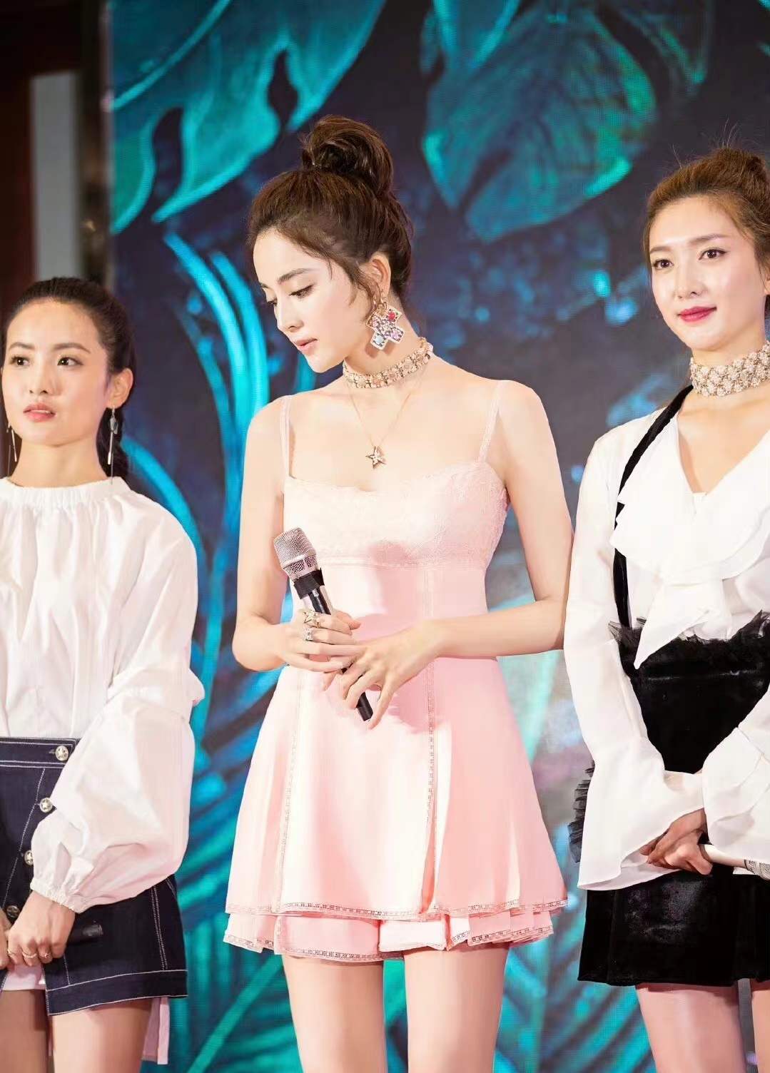 古力娜扎|娜扎不愧“合影天花板”,肤白貌美扎堆女星太吸睛,赢得轻轻松松