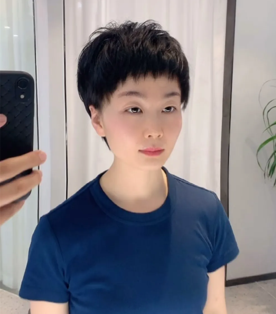 全麦面包 换来换去，还是“狗啃式”更时髦，今年这种显脸小超短发很流行