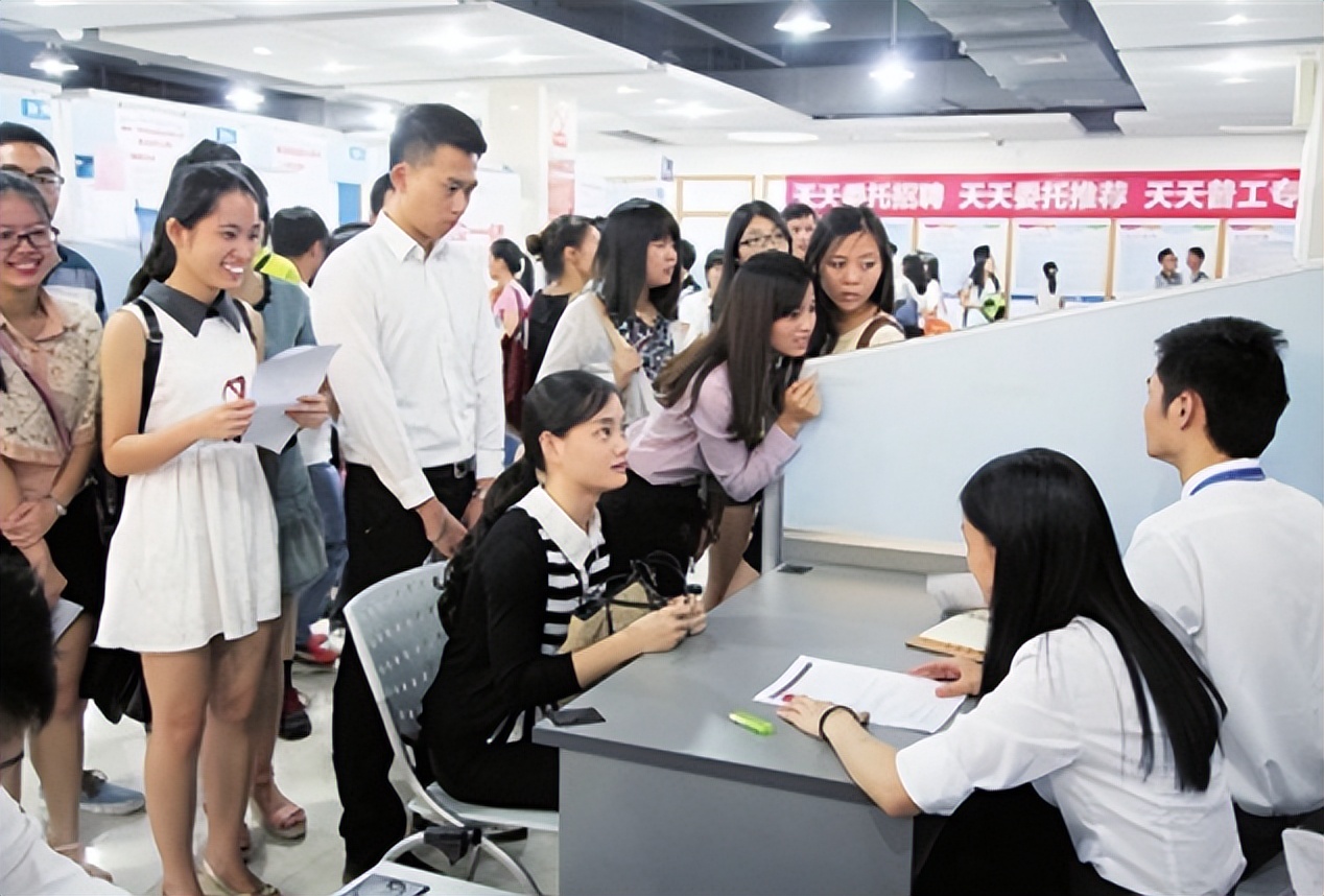 大学生|大学生面试被问:什么东西左手能拿,右手却不能?2个字成功入选