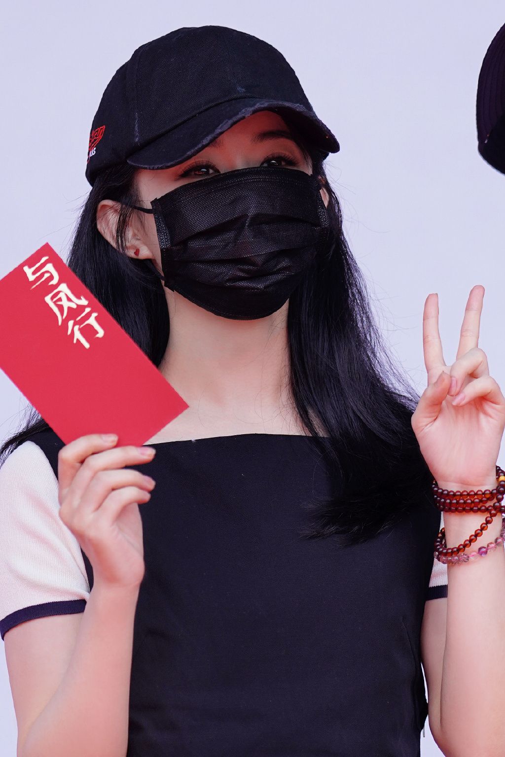 赵丽颖还是那么美,穿露脐装秀身材,气质看着不像孩子妈