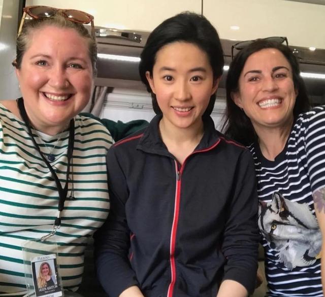 明星素颜|杨超越晒素颜照,戴美瞳脸上起痘痘,底下评论吵翻天