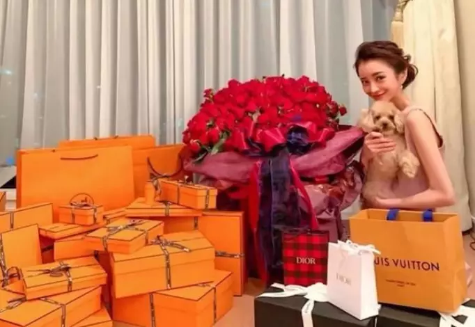 |30岁日女星爱沢香港被捕！每次收费6000，曾滴酒不沾一夜赚3000W