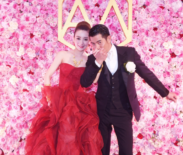 郭富城|郭富城送99朵玫瑰为妻庆生，与岳父母罕同框，年龄相仿却像两代人