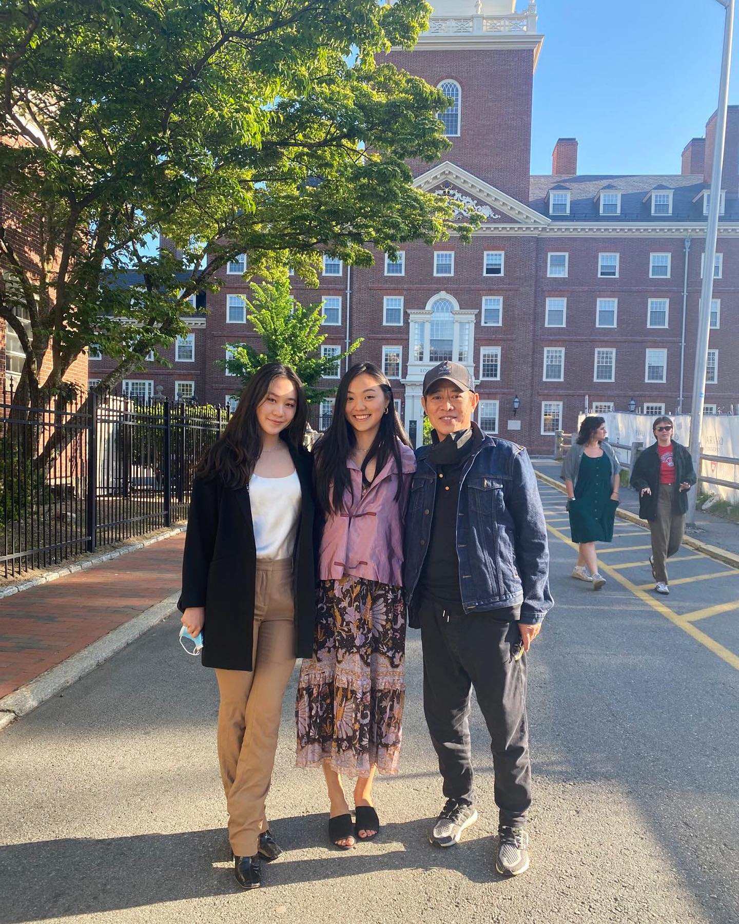 李连杰|李连杰一家旧金山逛集市，俩女儿似利智，与前妻两女儿快查无此人