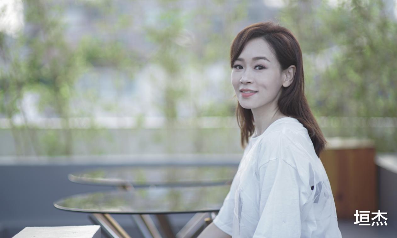 香港小姐|“风光不再”的港姐现状：有人抵押皇冠还巨债，还有人菜市场摆摊