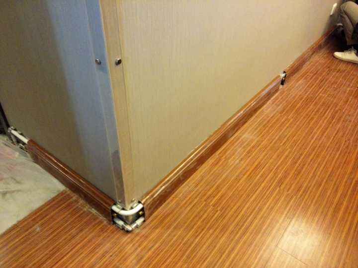 家里装踢脚线时,切装这两根管子,到了冬季热乎乎的,实用又省钱