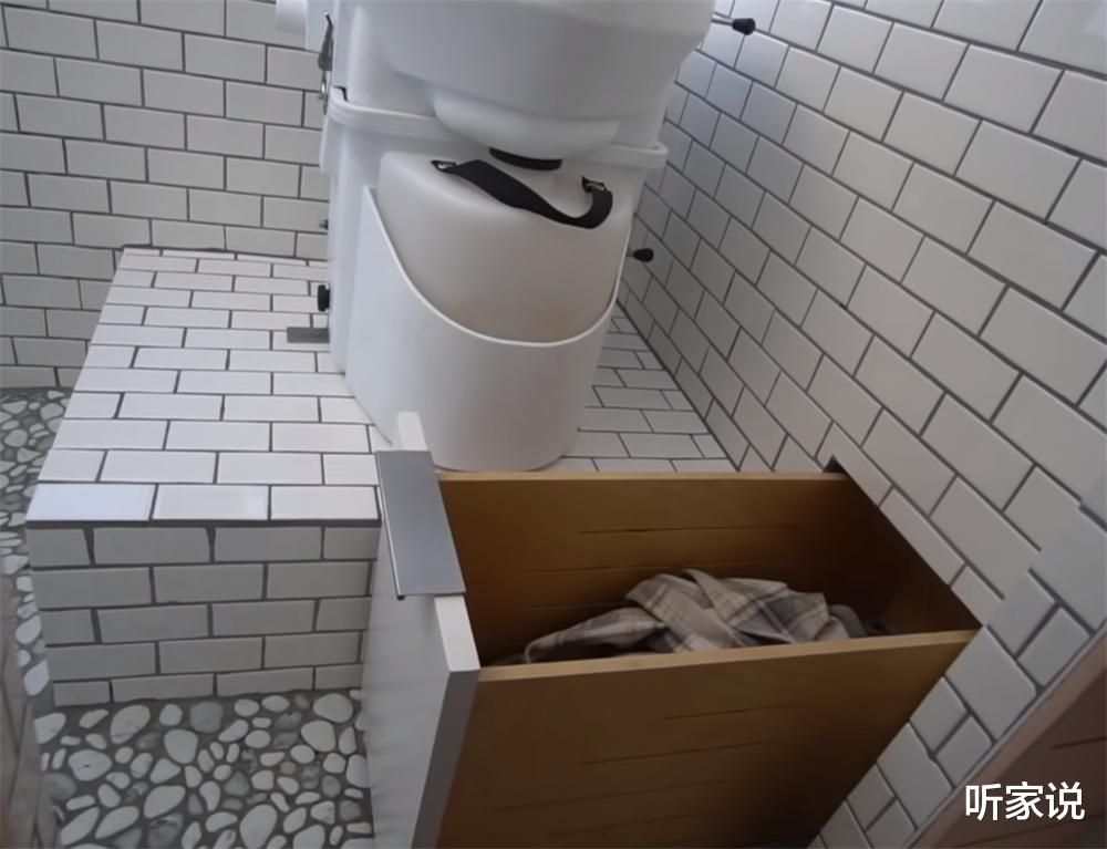 小夫妻在“螺蛳壳里做道场”:旧校车变24㎡蜗居,半平米都不浪费