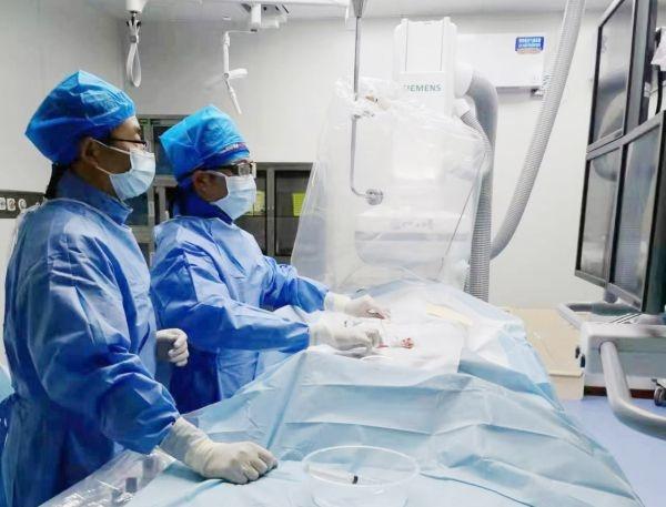 肿瘤|“老烟枪”肺部查出拳头大肿瘤,医生让肺癌“降期”帮他重获手术机会